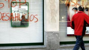 Pintadas de "asesinos" en numerosas sucursales bancarias tras el suicidio por un desahucio