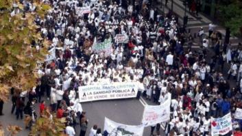 Miles de personas participan en Madrid en una marcha blanca en defensa de la sanidad pública