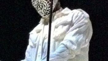 Kanye West con máscara de cristal y otros llamativos looks de músicos sobre el escenario (FOTOS)