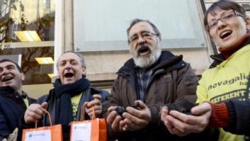 Tres afectados por las preferentes abordan a Rajoy durante sus vacaciones en Sanxenxo