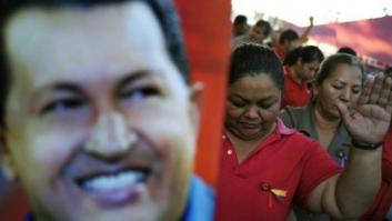 El hermano de Hugo Chávez asegura que responde bien al tratamiento y niega que esté en coma