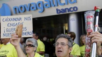 Miles de afectados por las preferentes se manifiestan en Sanxenxo, lugar de veraneo de Rajoy