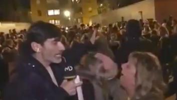El duro enfrentamiento entre un reportero y una mujer en Vallecas: "¡Deja de grabar, estamos hasta el coño!"