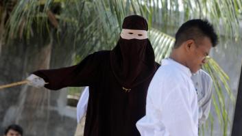 Cinco parejas indonesias azotadas en Aceh por verse a solas sin estar casados