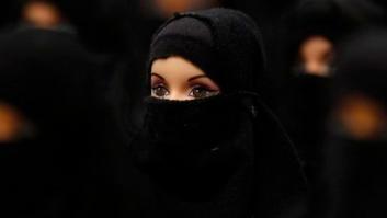 Instalación de Sabine Reyer: 100 Barbies con lo que suele llamarse burka (FOTOS)