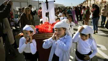 Suspenden las procesiones de Semana Santa en varios colegios por discriminar a los niños que no eligen Religión