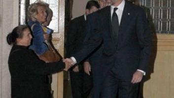 El príncipe Felipe da la mano a una mujer que en realidad pedía limosna