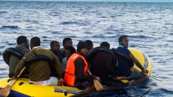Rescatados 10 inmigrantes a bordo de una patera hinchable (FOTOS)
