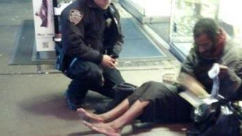 El vagabundo de Nueva York esconde las botas que le regaló el policía y reclama "su trozo de pastel"