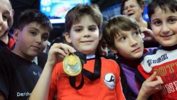 El nadador Ryan Lochte regala su medalla de oro de los mundiales a un niño del público