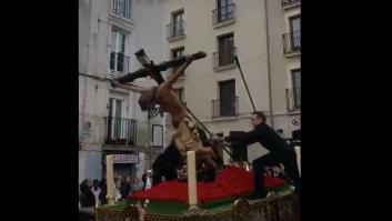 El Cristo de las Gotas de Burgos se troncha un brazo al caer en plena procesión