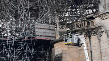 Los bomberos dan por extinguido el fuego que ha devorado Notre Dame