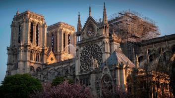 Los bomberos temen por el frontón de las fachadas laterales de Notre Dame