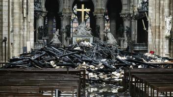 El gallo de la aguja central de Notre Dame, encontrado entre los escombros