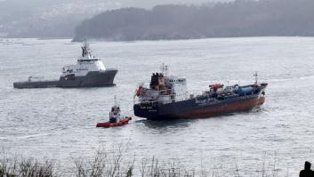 El 'Blue Star' atraca en el puerto exterior de Ferrol tras ser reflotado