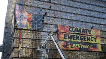 Greenpeace despliega una pancarta contra el cambio climático en la sede de la cumbre de la UE