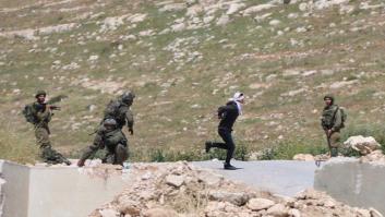 Soldados israelíes disparan a un menor palestino con los ojos vendados y maniatado