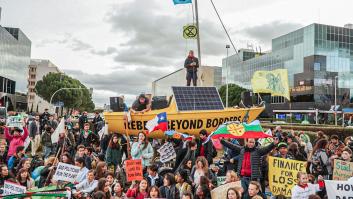 300 jóvenes protagonizan una sentada en la Cumbre del Clima: "No se ha escuchado a la juventud"