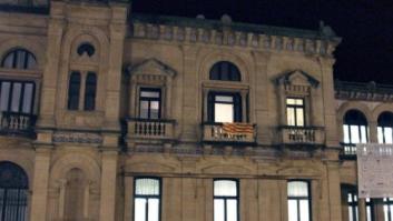 Colocan la 'senyera' en el balcón del Ayuntamiento de San Sebastián para celebrar la declaración de soberanía