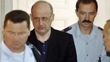 Francia deja en libertad provisional al falso médico que asesinó a toda su familia