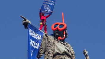 Activistas de Greenpeace colocan unas gafas de buzo a la estatua de Colón