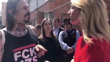 El encontronazo de Cayetana Álvarez de Toledo en su colegio electoral: "¿A que no te han pegado con porras por venir a votar?"