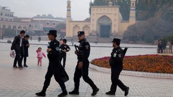 "Reeducando" a base de torturas y abusos: así trata China a la minoría uigur