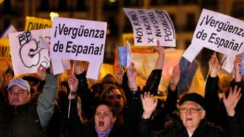 Cientos de personas vuelven a protestar en las inmediaciones de las sedes del PP en Madrid y Barcelona