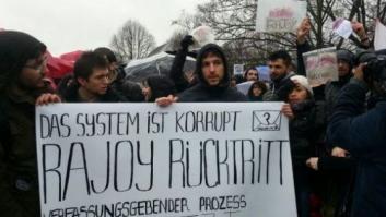 Cerca de 200 españoles protestan en Berlín en la llegada de Rajoy a su encuentro con Merkel