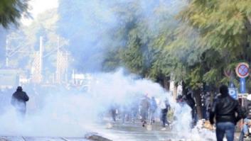Disturbios en Túnez en el entierro del líder opositor asesinado, con gases lacrimógenos en el cementerio (FOTOS)