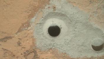 El Curiosity completa la primera perforación para recoger muestras de Marte (FOTO)