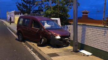 Da positivo en alcohol y cuatro tipos de drogas tras chocar contra cinco coches y dos viviendas en Tenerife