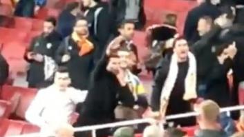 Saludo nazi e insultos racistas de estos aficionados del Valencia a los del Arsenal