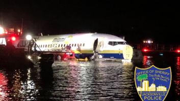 Un avión con 143 personas a bordo se sale de la pista y acaba en un río en Florida (EEUU)