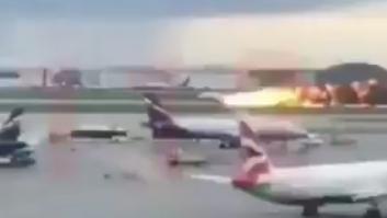 Al menos 41 muertos al aterrizar un avión ardiendo en un aeropuerto de Moscú
