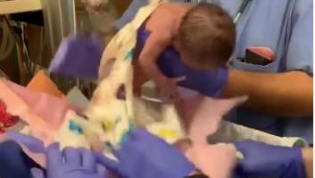 Un padre graba cómo a un médico se le cae su bebé prematuro segundos después de nacer