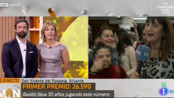 Una reportera de TVE pierde el control en directo tras decir que ha ganado 'El Gordo': la cara de María Casado con lo que hace es un poema