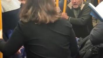 La aplaudida acción de un pasajero en el Metro: ojo a lo que hace el hombre de azul