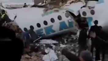Al menos 15 muertos al estrellarse un avión con 100 pasajeros a bordo en Kazajistán