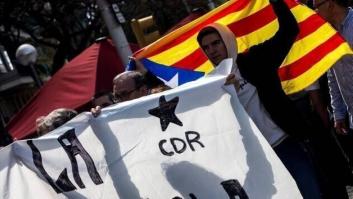 Una treintena de CDR protesta ante la sede de ERC por la negociación con el PSOE