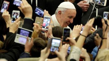 El papa Francisco riñe a los niños que usan el móvil mientras comen con la familia