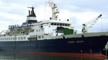 Ecologistas advierten del peligro que supone un barco fantasma a la deriva en pleno océano Atlántico