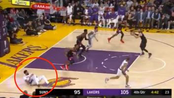Ricky Rubio se lesiona en la cadera porque nadie secó la pista tras caer este jugador de los Lakers