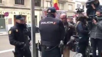 El PP difunde un vídeo de un hombre al que la Policía se lleva a la fuerza de Ferraz cuando se manifestaba por España