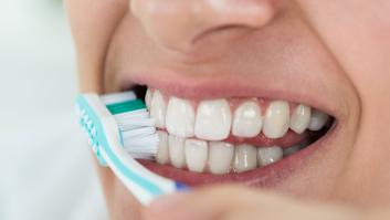 Los dentistas alertan del riesgo de una pasta de dientes que se está poniendo de moda
