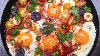 Huevos con salsa pomodoro, tomates dulces, feta y cilantro