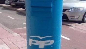 Un buzón de Madrid amanece pintado de azul y con las siglas del PP (FOTOS)