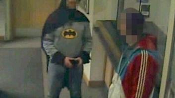 Un hombre vestido de Batman entrega a un delincuente en una comisaría inglesa