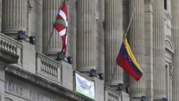 La Diputación de Guipúzcoa cuelga la bandera de Venezuela a media asta