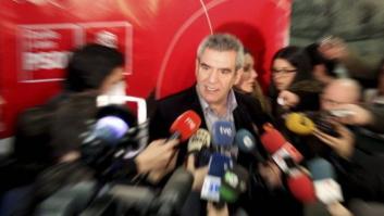 Miembros del PSOE, a gritos en León: "¡El que se tiene que ir es Rubalcaba! ¡Caciques!"